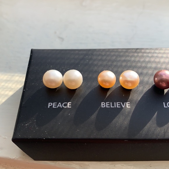 Avon Freshwater Pearl Stud Earring Set - Picture 4 of 6